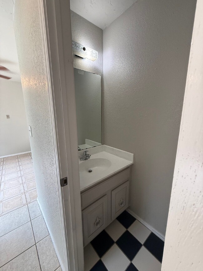 Building Photo - Spacious 4-Bedroom Yukon Home Full of Char...