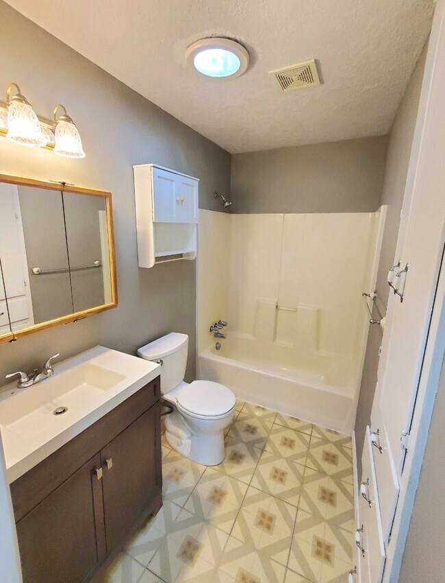 Building Photo - 2 Bed 1 Bath 1 Car Garage in the Bill Atki...