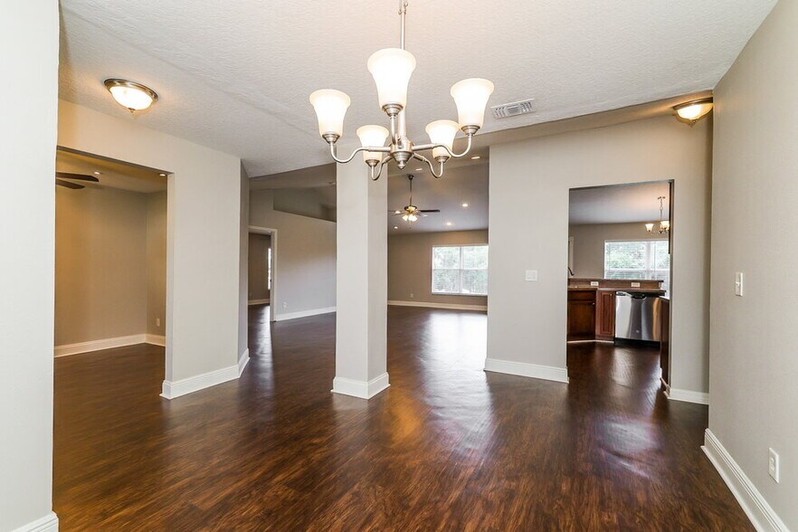 Building Photo - 1900 Southern Oak Loop