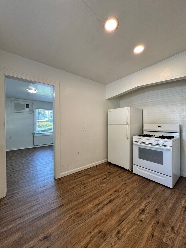 Building Photo - Beautifully updated 1 Bed / 1 Bath Duplex