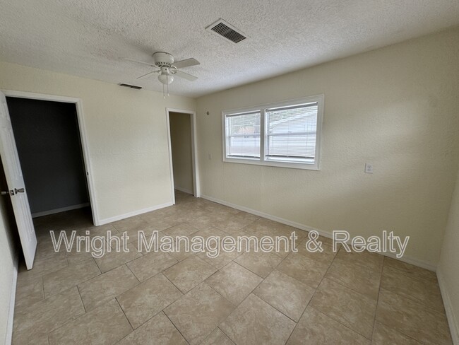 Building Photo - 438 Country Club Dr