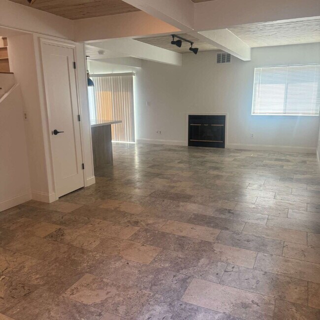 Building Photo - South Davis Townhome