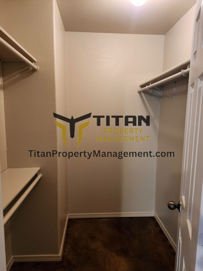 Building Photo - 3b/2b house