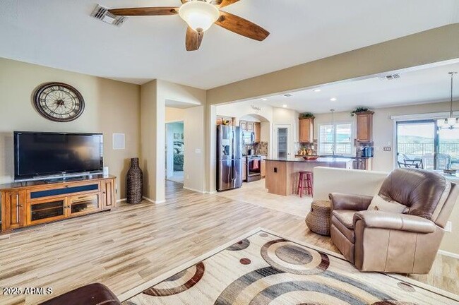 Building Photo - 2938 E Quiet Hollow Ln