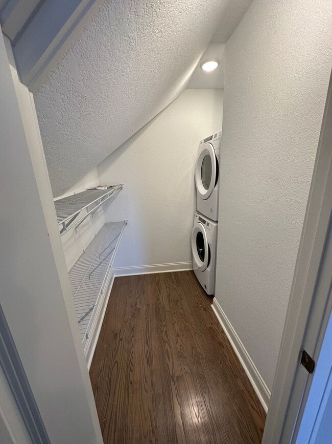 Building Photo - Port Washington Loft Duplex