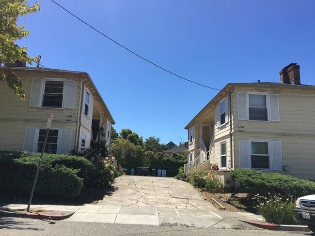 Building Photo - 1br - 700ft2 - Charming 8-unit apartment building. Walk to N. Berkeley BART