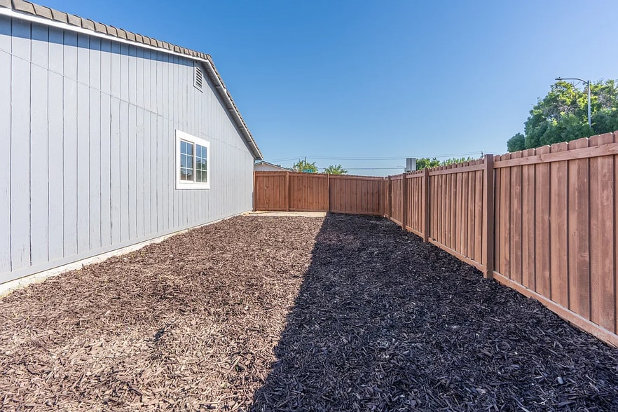 Side Yard - 299 Tangelo St