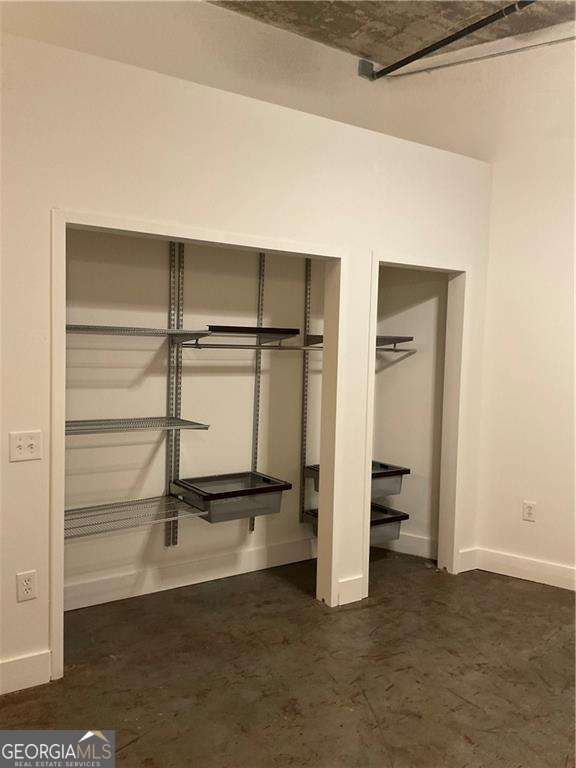 Building Photo - 881 Memorial Dr SE