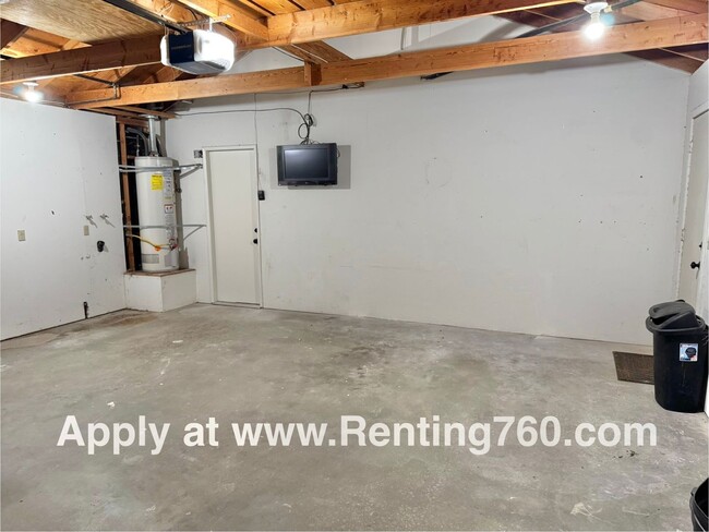 Building Photo - Beautiful and Spacious 3 Bedroom 2 Bathroo...