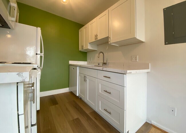 Building Photo - 65 Kirkland Ave