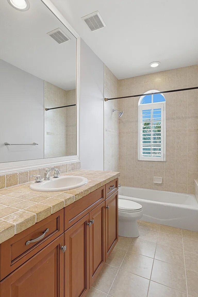 Building Photo - 17550 Circle Pond Ct