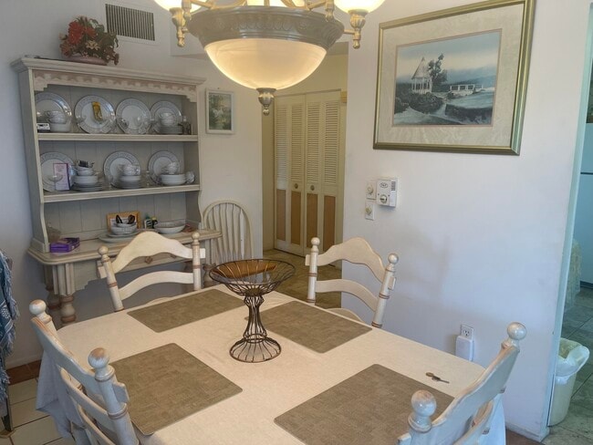 Building Photo - 4 W Greenway Dr