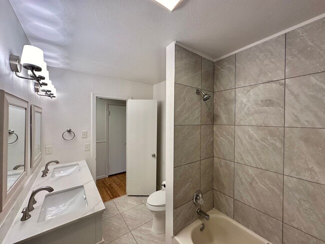 Building Photo - Cozy Three Bedroom, Centrally Located!
