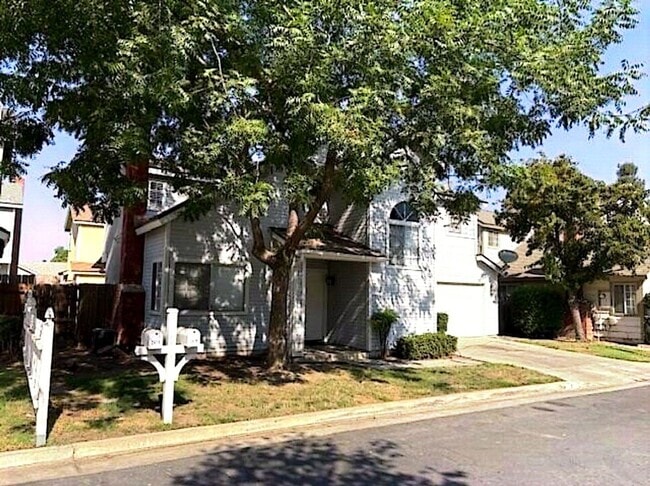 Building Photo - 2419 N Clark St