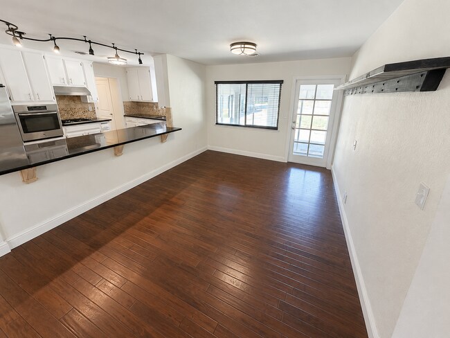 Building Photo - 3682 Bay Ave