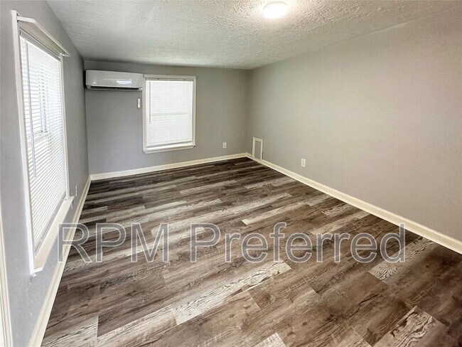 Building Photo - 323 Texas St