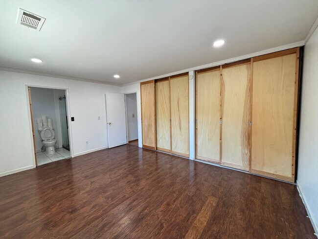 Building Photo - Move-In Ready Home with Remodeled Kitchen and Baths