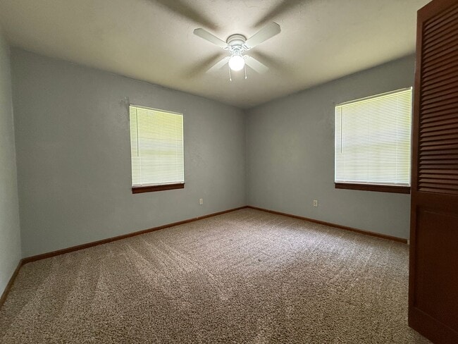 Building Photo - 2/2 Right at the Front of BREWSTER ESTATES w/ FENCED YARD!