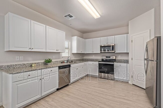 Building Photo - 45174 W Sandhill Rd