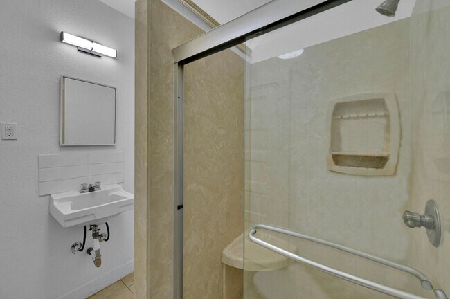 Building Photo - Spacious 3 Bed - 1 Bath House Near Downtown