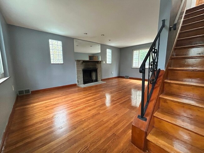 Building Photo - 1718 McNary Blvd