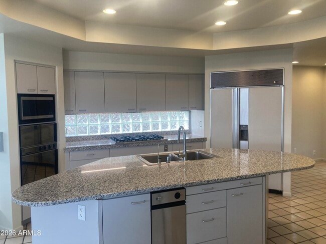 Building Photo - 6301 E Hummingbird Ln