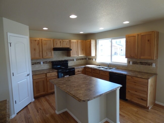 Building Photo - Lovely 2 Story Home in Windsor's Raindance Community! Corner Lot!