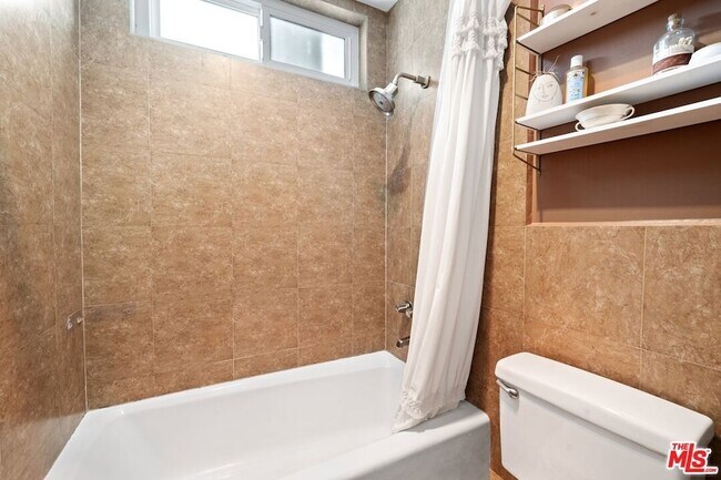 Building Photo - 9005 Cynthia St