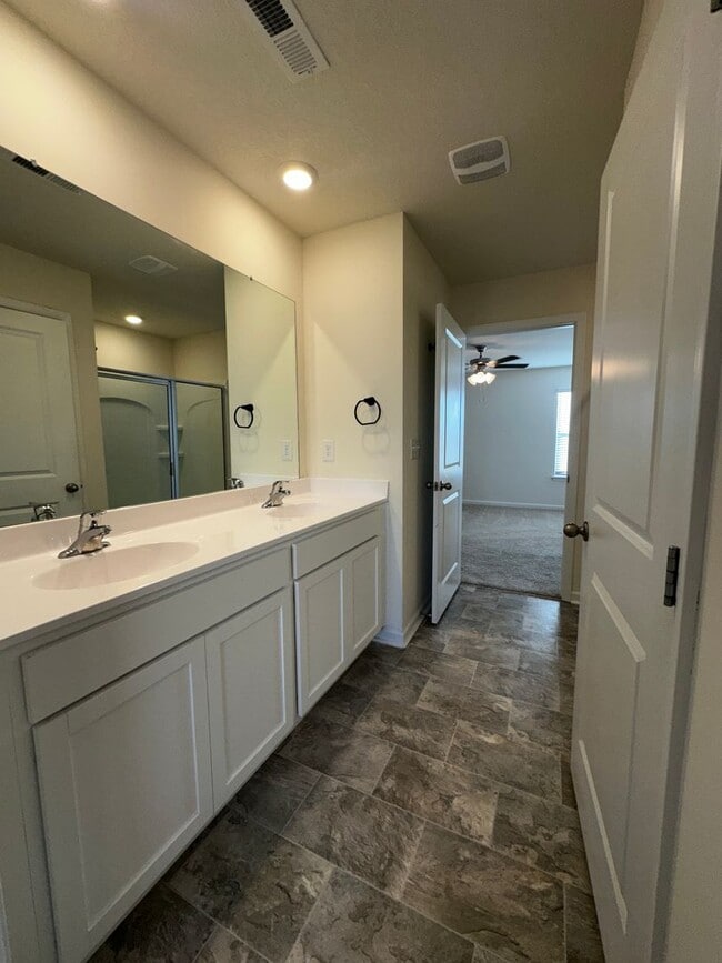 Building Photo - 4 bed/2.5 bath home - E Morristown