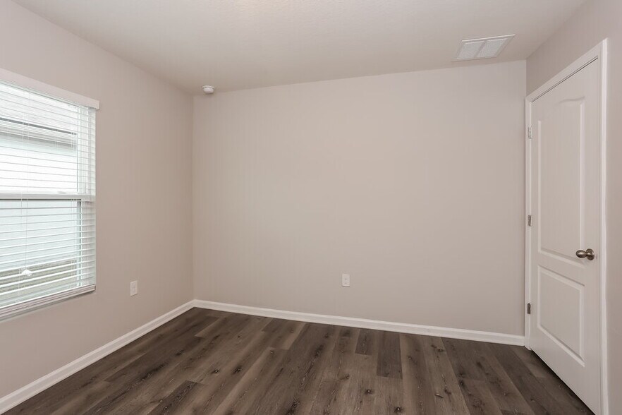 Building Photo - 1981 April Oaks Dr