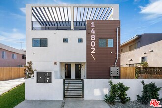 Building Photo - 14802 Vanowen St