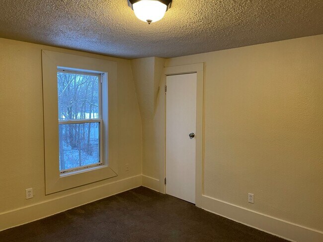 Building Photo - 325 E Hillsdale St