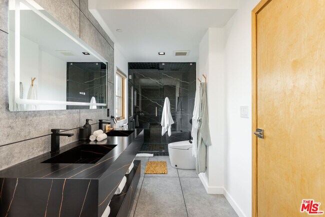 Building Photo - 547 N Sweetzer Ave