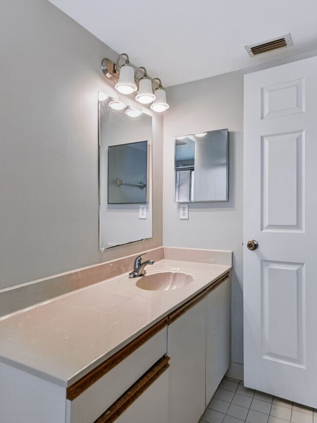 Building Photo - ** COACH HOMES @ BERKSHIRE LAKES ** 2 BED / 2 BATH - 1ST FLOOR CONDO - GARAGE - ANNUAL RENTAL