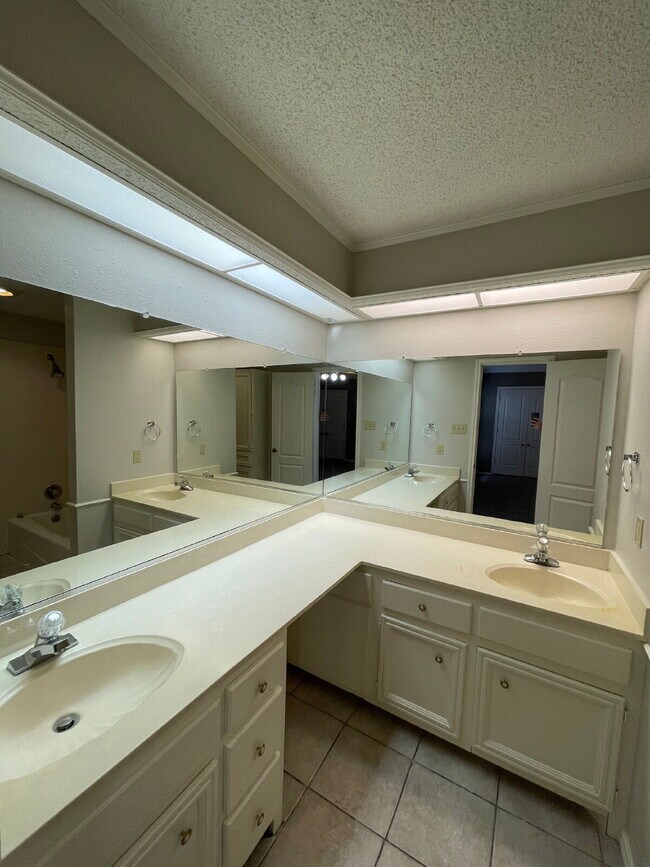 Building Photo - Beautiful 3 bedroom 2 bath Home