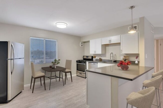 Building Photo - 6 WEEKS FREE RENT ON A 12 MONTH LEASE ! ON...