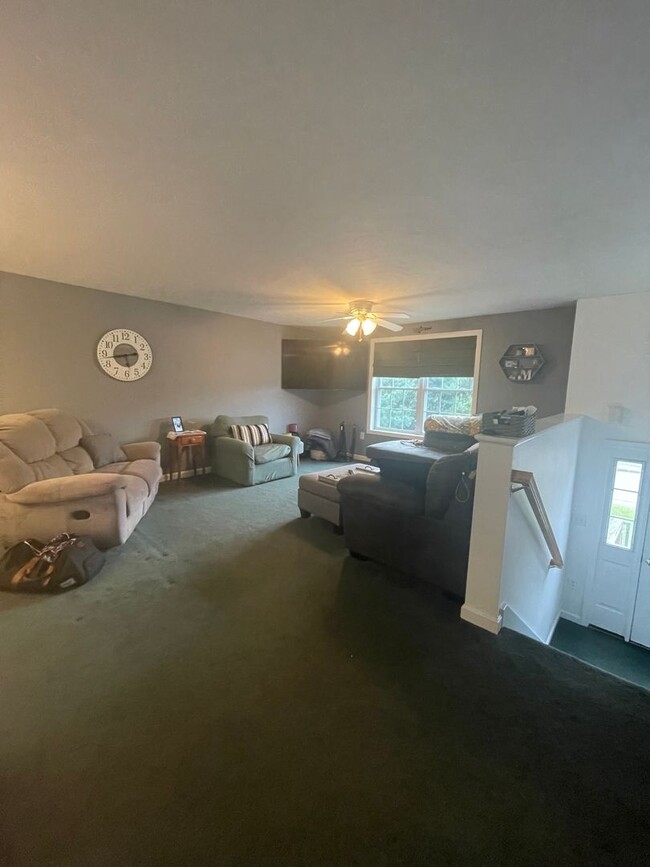 Building Photo - Price Reduction!!!!! 3 Bedroom 2 Bath Rais...