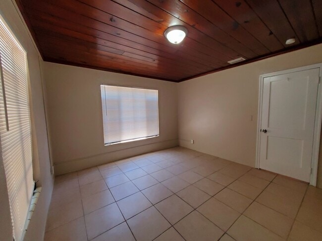 Building Photo - 2 Bedroom, 1 Bathroom Home for Rent in Plant City!