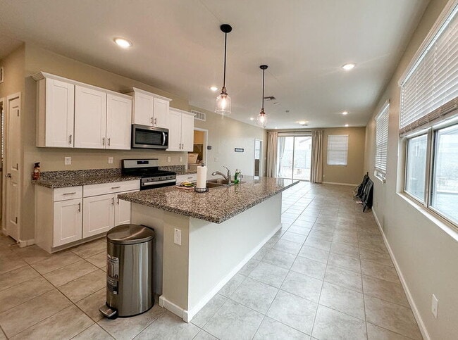 Building Photo - 40523 W Shaver Dr