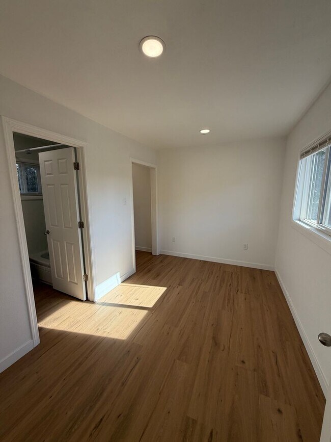 Building Photo - 2.2 Miles to Oregon Tech and Sky Lakes Medical Center! Freshly renovated 1bdrm that includes ELEC...