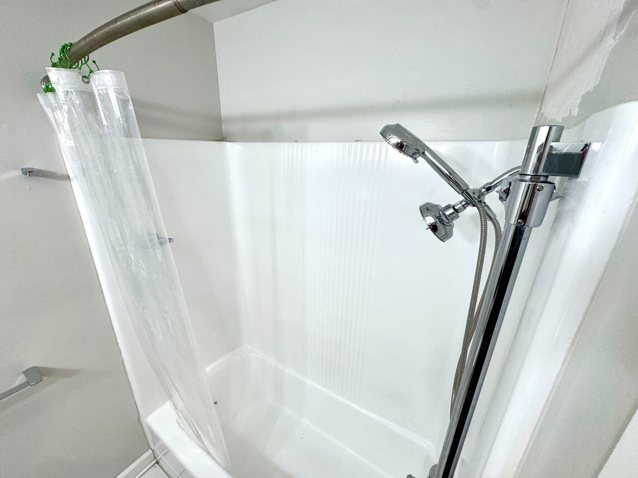 bath 2 shower/tub - 950 N Kings Rd