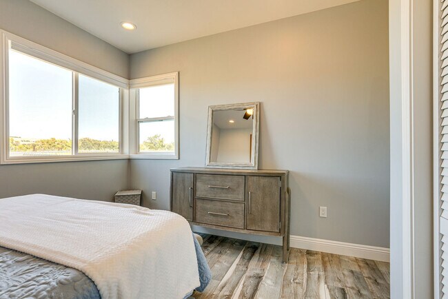 Building Photo - 6600 Thousand Oaks Dr