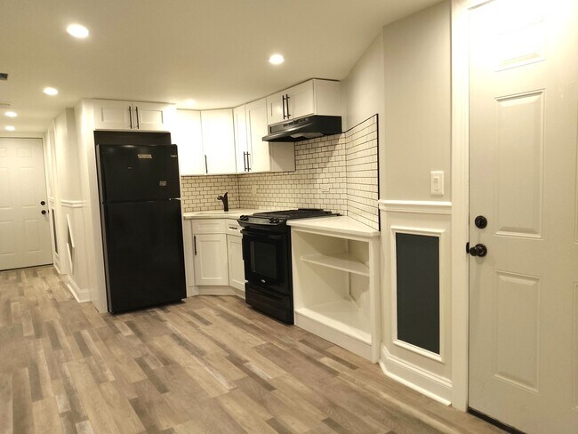 Building Photo - 722 W 59th St