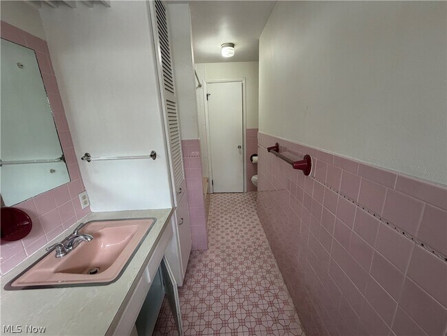 Building Photo - 290 Glenview Rd