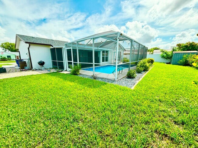 Building Photo - Newly Remodeled 3/2 with Pool