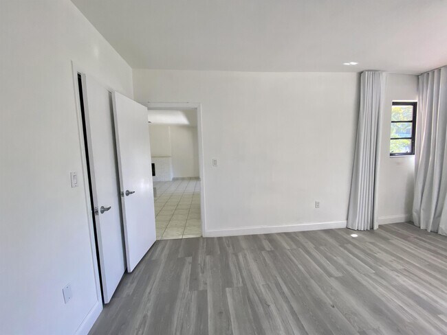 Building Photo - 1101 Bay Dr