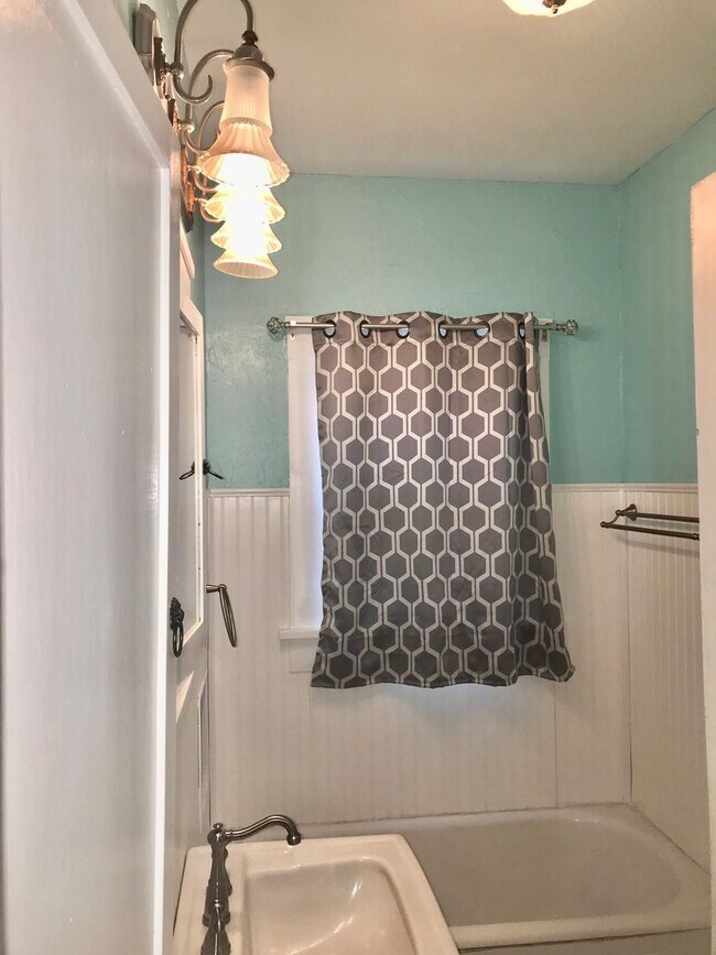 Building Photo - 4 Bedroom, 2 Bath in Sunset Terrace!