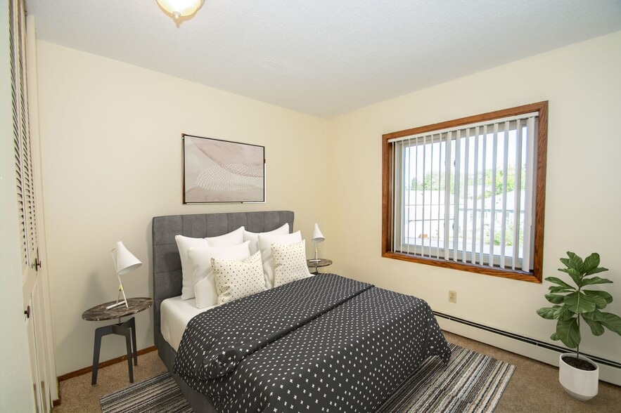 Building Photo - Creekwood Estates