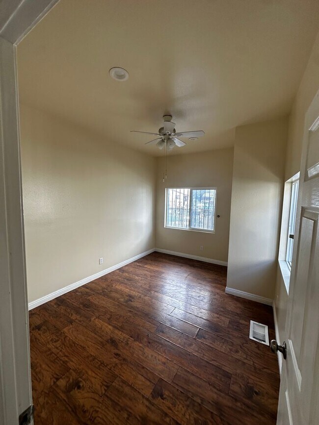 Building Photo - 750 E 40th Pl