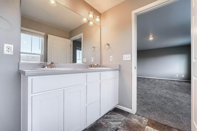 Building Photo - Gorgeous 4 bed, 3 bath, loft and an office!